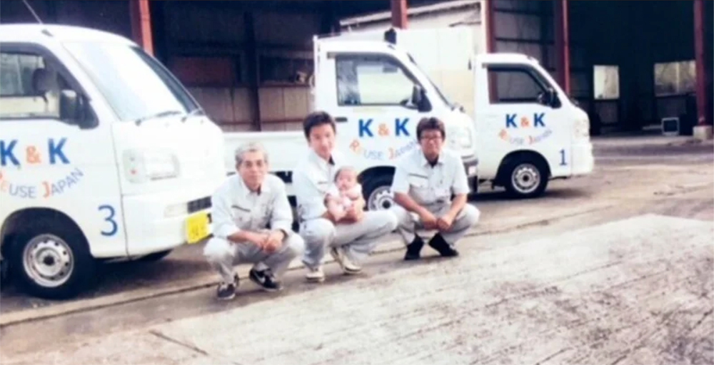 ECOMMITは「捨てない社会をかなえる」ために、ものが循環するインフラをビジネスで実現する循環商社。全国7カ所にリアルな循環センターを持ち、不要になったモノを回収・選別して再流通させ、その循環インフラの輪や分野を拡大。さらに、リユース・リサイクル率の算出や、CO2 削減量のリポーティングを通して回収から再流通までの“ものの流れ”をデータ化するトレーサビリティシステムまで、企業や自治体の特性に合った循環サイクルの実現に向けたサービスを包括的に提供している。(写真は、創業時。生まれたばかりの長男を抱いているのが川野社長)