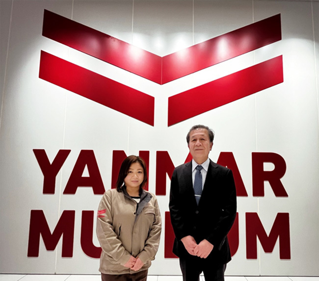 ご案内いただいた、ヤンマーミュージアムの川瀬いずみ氏(左)と館長の田村純一氏(右)(筆者撮影)