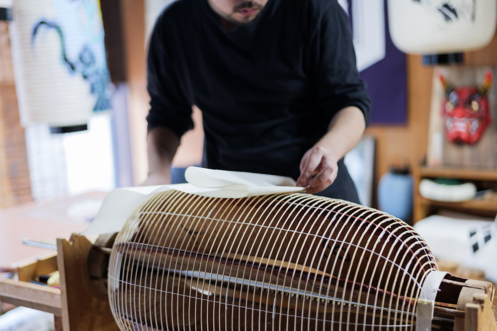 制作中の提灯(=竹ひごによる骨格)