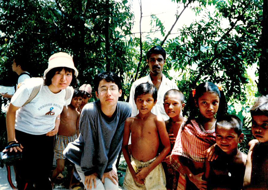 初めて訪れたバングラデシュで子どもたちと(1998年8月)