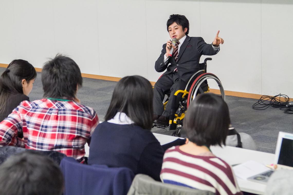 高校生のための起業家講座で講演する垣内社長(2013年12月)