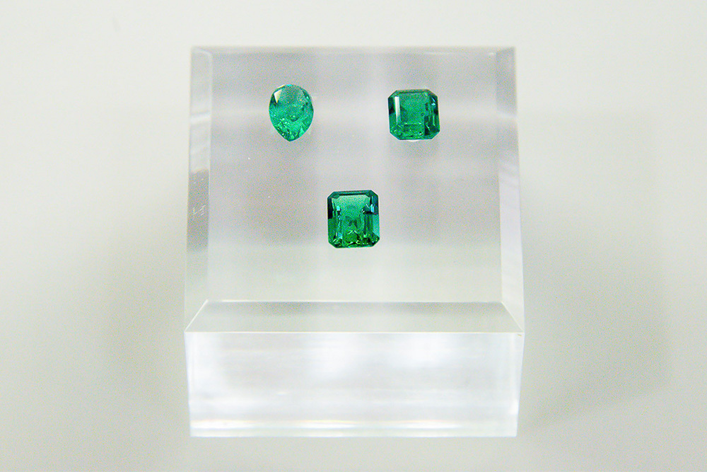再結晶エメラルド(写真提供:京セラ/稲盛ライブラリー)