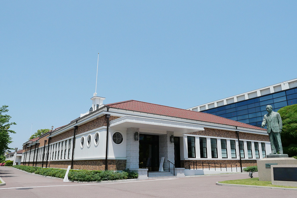 パナソニックミュージアム正面・松下幸之助氏銅像(写真提供:パナソニック ホールディングス)