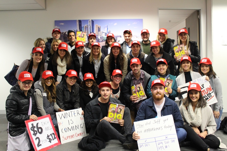 ホームレスの救済に取り組む英メディア「The Big Issue」とボランティア活動するカラ・オーストラリア