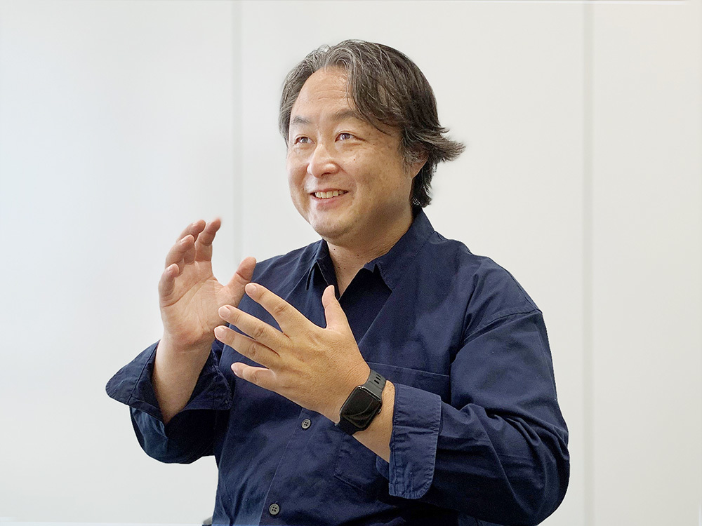 津田大介(つだだいすけ)氏:上智大学法学部卒。電通に入社以来、和田光弘氏、三浦武彦氏に師事。2011年CDとなり、2021年より第3CRプランニング 局 局長(MD)。局長としてのマネジメントのみならず、アサヒビールなどのECD に従事したり、クリエイティブマネタイズプロジェクトや、Discover New SmartWork(働き方改革のワンアクション)など全社施策にも携わる。釣りに料理にサイクリング、サザン の桑田佳祐さんのファンなど、多趣味でも知られる。フルマラソン(22回完走済)のゴール後に始まる、自称ラーメンマラソンでは1日10杯食べたことも。