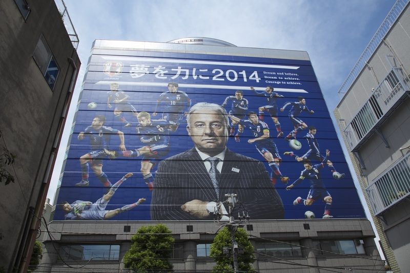 ザッケローニ監督を中心に躍動する選手の画像を壁面いっぱいに展開