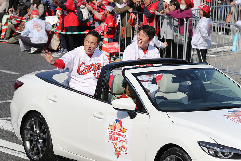 声援に応える黒田博樹投手(左)と新井貴浩選手(右)