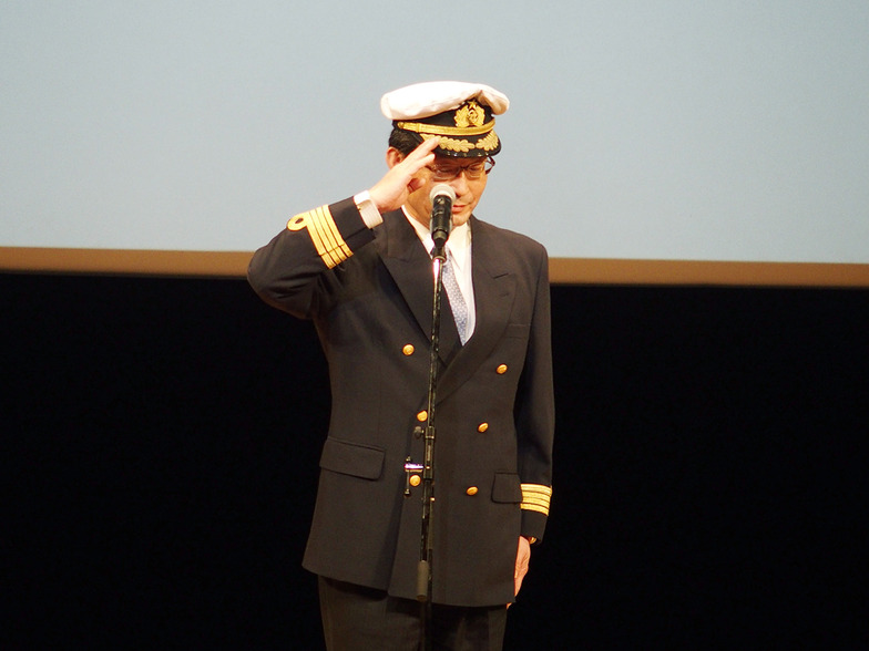 神戸広告協会の高士薫理事長(神戸新聞社社長)は船長姿で登場