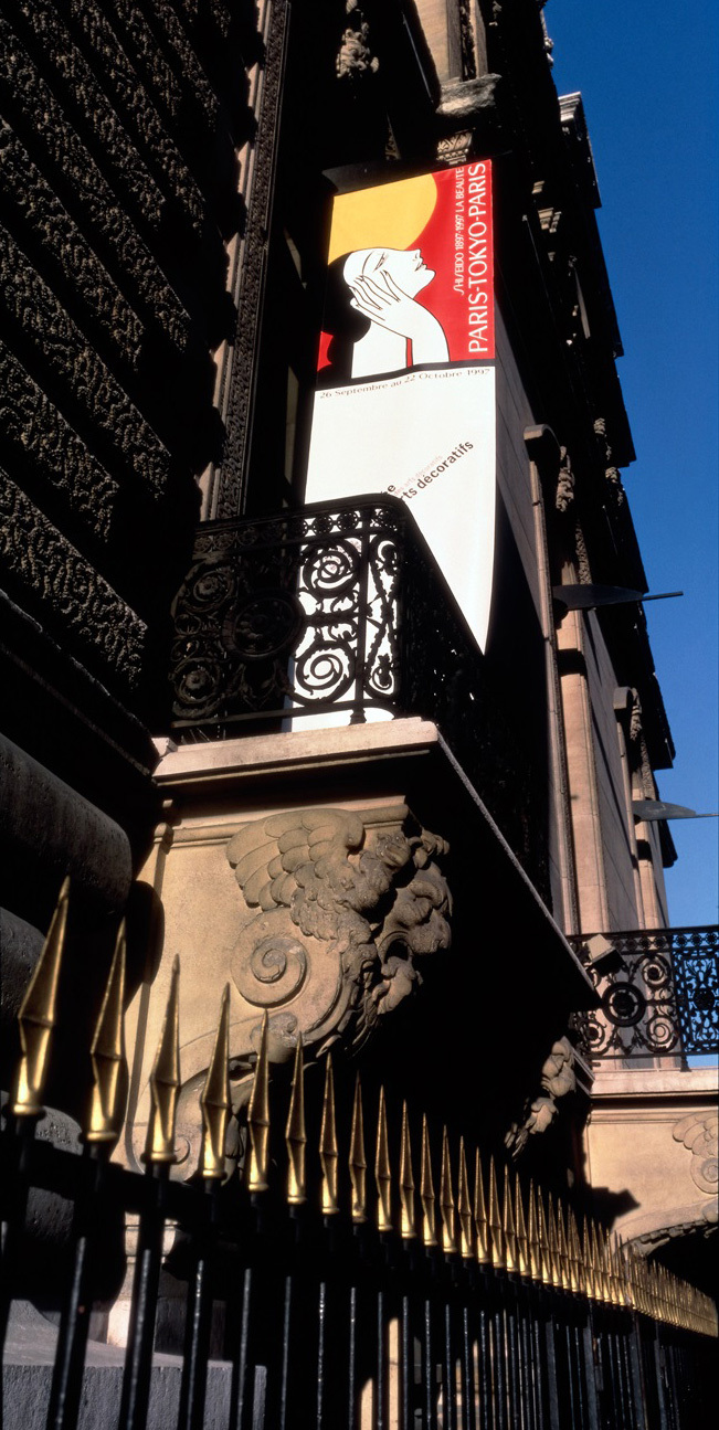 パリ装飾美術館で開催された「PARIS-TOKYO-PARIS SHISEIDO 1897-1997 LA BEAUTE」(写真提供:資生堂企業資料館)