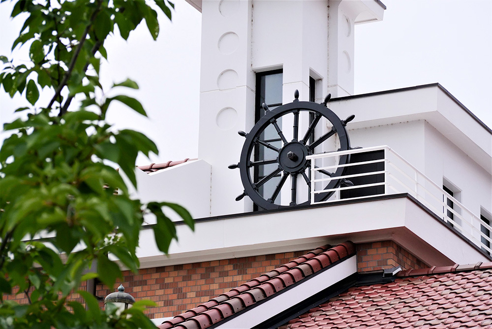 屋根にある「舵輪」(写真提供:パナソニック ホールディングス)