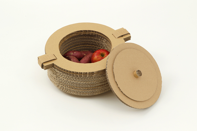 燃えてなくなる「紙鍋」/5CRP局・青木謙吾―さつまいもなどの食材を入れ、鍋ごと燃やして調理するアウトドア用調理グッズ。