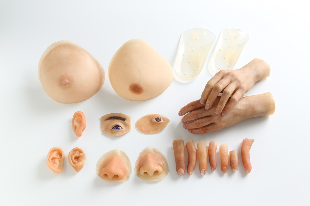 シリコーンゴム製インソールに人工乳房、人工補正具。約40年前世界で初めてシリコーンゴムを義肢装具の分野に持ち込んだ。当時日本をはじめ世界9カ国のパテントを取得。中村ブレイスの代名詞といっても過言ではない。