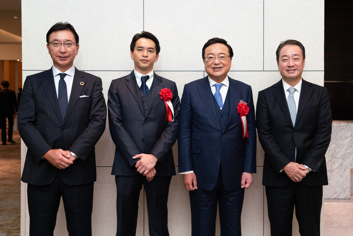 (左から)電通 前田真一 執行役員、日本M&Aセンター 渡部恒郎 取締役、日本M&Aセンター 三宅卓 代表取締役社長、電通 五十嵐博 代表取締役社長執行役員