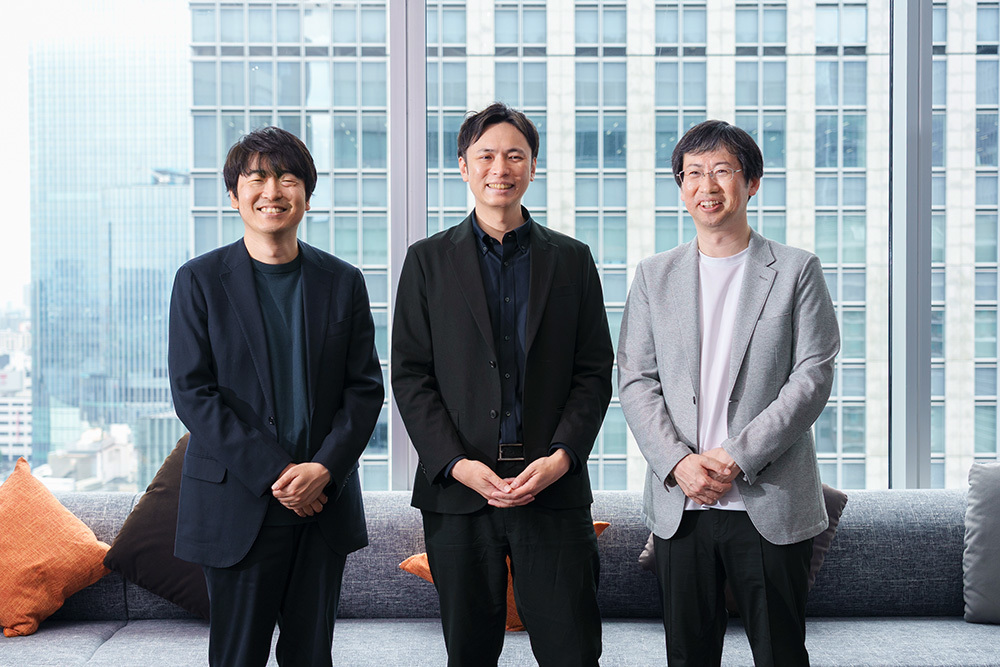 左から電通 並河進氏、電通デジタル 山本覚氏、日立製作所 吉田順氏