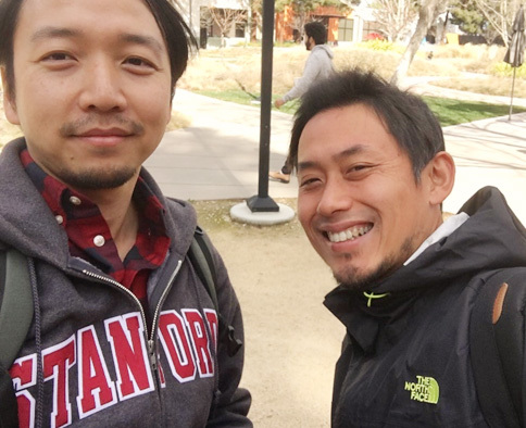 電通OBで、現在はGoogle本社に務める野津一樹さん(右)と。お話する中で、Googleの魅力は「閉塞感と無縁な、どこまでも外部にオープンなスタンス」と「上下や年次など、縦の階層を感じさせないフラットで平等な組織」なのだと思いました。Alphabet全体で社員が約9万人という大企業にスケールした今も、スタートアップであった時の良さを変わらずに保ち続けようとする強い意志を感じます。