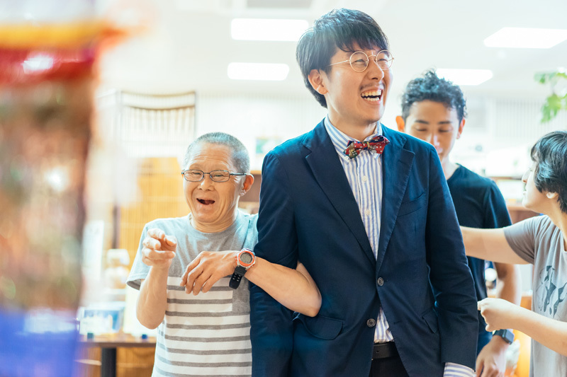 作家 八重樫季良氏(るんびにい美術館在籍)と松田氏 松田崇弥氏:株式会社ヘラルボニー代表取締役・CEO。小山薫堂が率いる企画会社オレンジ・アンド・パートナーズ、プランナーを経て独立。「異彩を、放て。」をミッションに掲げる福祉実験ユニットを双子の兄・文登と共に設立。岩手と東京の2拠点を軸に福祉領域のアップデートに挑む。ヘラルボニーのクリエイティブを統括。日本を変える30歳未満の30人「Forbes 30 UNDER 30 JAPAN」受賞。日本オープンイノベーション大賞「環境大臣賞」受賞。