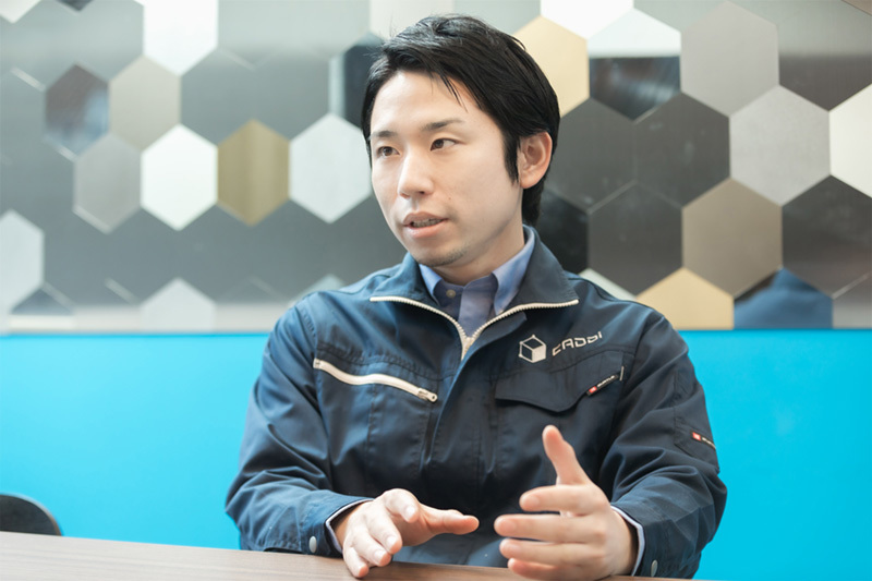 加藤勇志郎 東京大学卒業後、2014年に外資系コンサルティング会社のマッキンゼー・アンド・カンパニーに入社。2016年に同社マネージャーに昇進。日本をはじめ、中国・アメリカ・オランダなど、製造業メーカーを多方面から支援するプロジェクトをリード。重工業、大型輸送機器、建設機械、医療機器、消費財等の大手メーカーに対して売買・調達改革をサポートしつつ、IoT/ Industry4.0領域を立ち上げ時から牽引。製造業分野の持つポテンシャルを解放するべく、2017 年11月にキャディを創業。