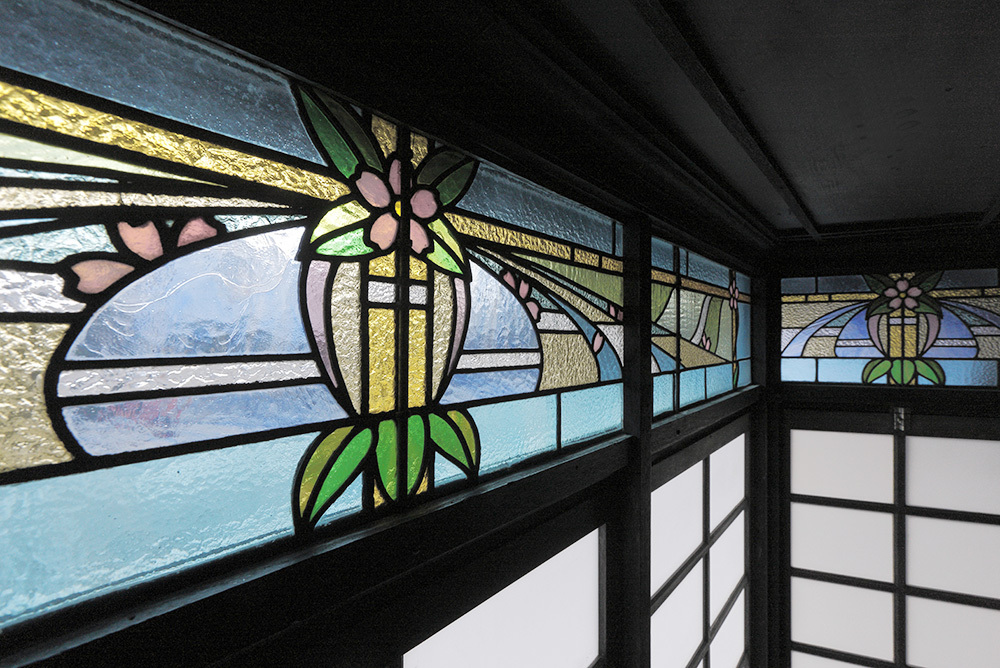 日本という文字がデザインされたステンドグラス(写真提供:島津製作所)