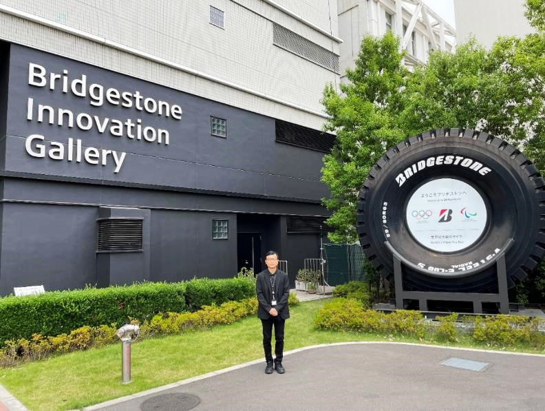 森英信館長と、全長4mの世界最大級のタイヤ(筆者撮影)