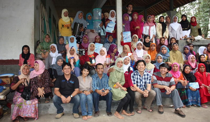 インドネシアのパートナーたちと(2011年7月、ロンボクで)