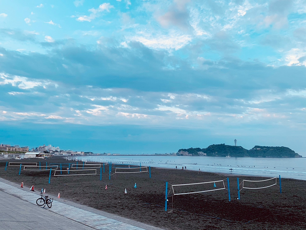 いつもは、私自身がなぜ？と思うのですが、周りの方に2019年に事務所を湘南に構えた話をすると、なぜ？という問いが多いこと、多いこと（笑）！芸能事務所＝東京のイメージが強いからなのでしょうか。でも、仕事をする場所から、きれいな景色を見ることができたら、皆さんはどうですか？仕事がはかどりませんか？