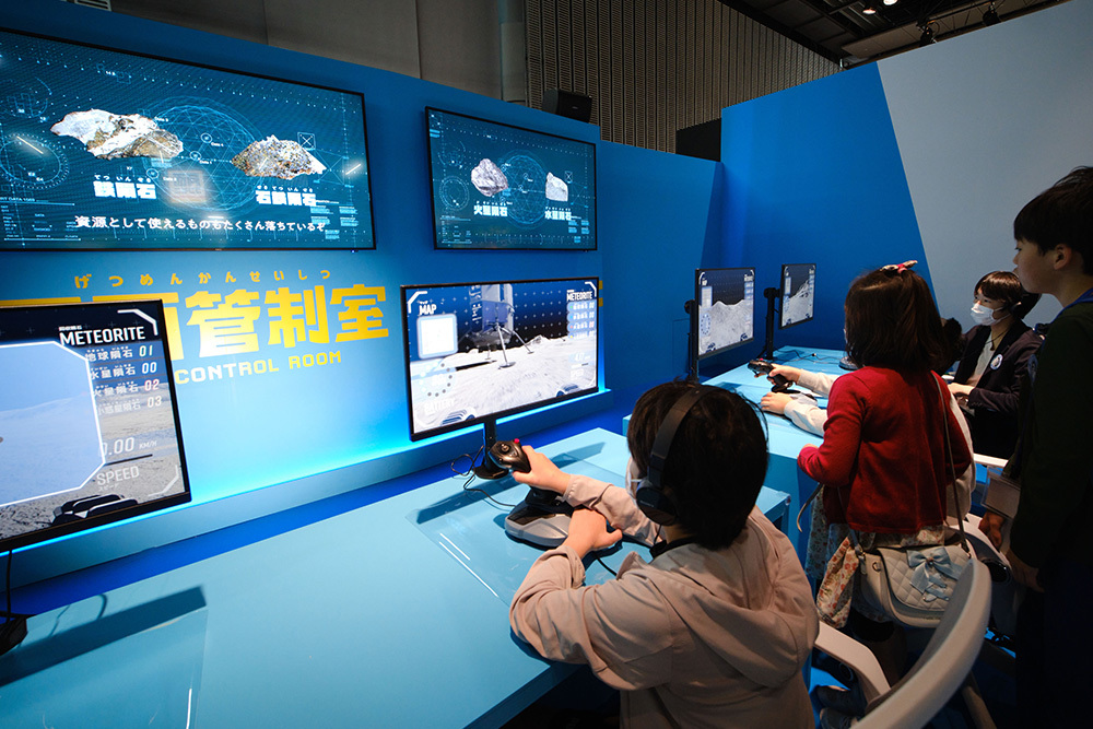 管制室メンバーになりきって月面ローバーを遠隔操作し、月面の隕石(いんせき)を回収する「隕石回収ミッション」