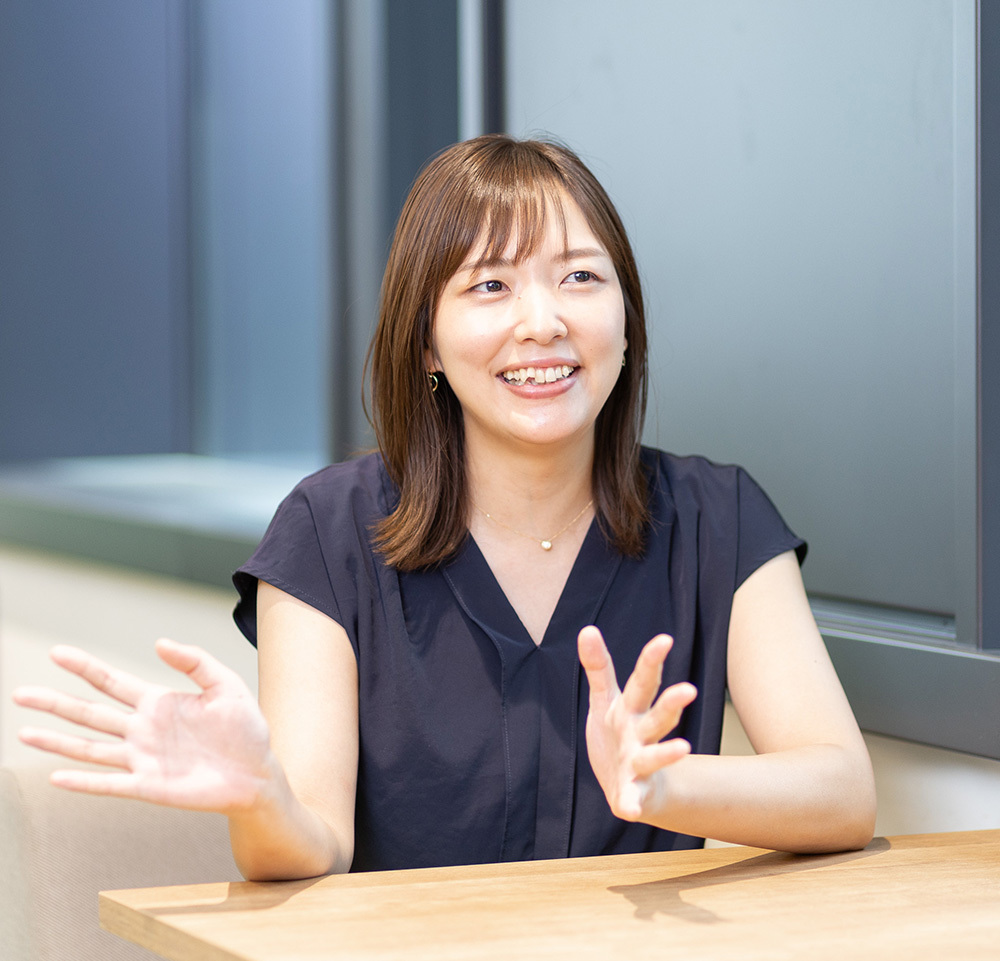 加納千裕氏:ASTRA FOOD PLAN代表取締役社長 埼玉県出身。食品関係事業を行う父と栄養士の母の影響で幼い頃から食に興味をもち、これまで一貫して食に関わるキャリアを積む。女子栄養大学 栄養学部を卒業後、株式会社 ロック・フィールドで製造・販売に従事。その後、株式会社 榮太樓總本鋪で商品企画、新ブランド「にほんばしえいたろう」の立ち上げを担当し、百五十余年続く和菓子ブランドのリブランディングも経験。株式会社塚田農場プラスでは弁当の商品開発に従事。キャリアの過程では、父である加納勉が創業した会社において、過熱水蒸気によるピューレ製造技術を用いた商品開発から販売・営業まで一貫して担い、過熱水蒸気オーブンの法人向け営業にも従事。同社退職後の起業準備期間には、スーパーの精肉コーナーや、食に特化した家政婦も経験し、2020 年8月、過熱水蒸気技術を用いた新事業立ち上げに伴ってASTRA FOOD PLANを設立、代表取締役社長に就任。アマチュアオーケストラ「ユーゲント・フィルハーモニカー」のバイオリン奏者。20歳で唎酒(ききさけ)師の資格を取得し「日本酒会」を主宰する。