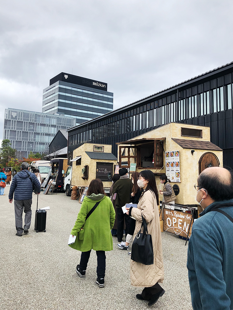 8月に行われる「キャナルナイト」(写真左) と本社横の運河のほとりでブランチを楽しもうというイベント「HOTORI brunch」(写真右)。