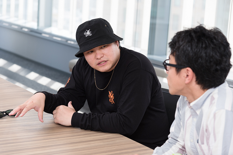 ラッパーのスナフキンさん(左)とコピーライターの三島さん