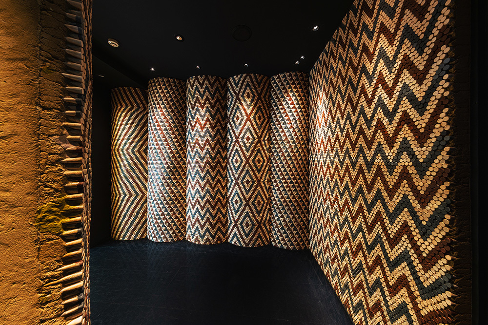 粘土釘によって神域の壁面に施された幾何学模様を再現した展示空間(写真提供:INAXライブミュージアム)