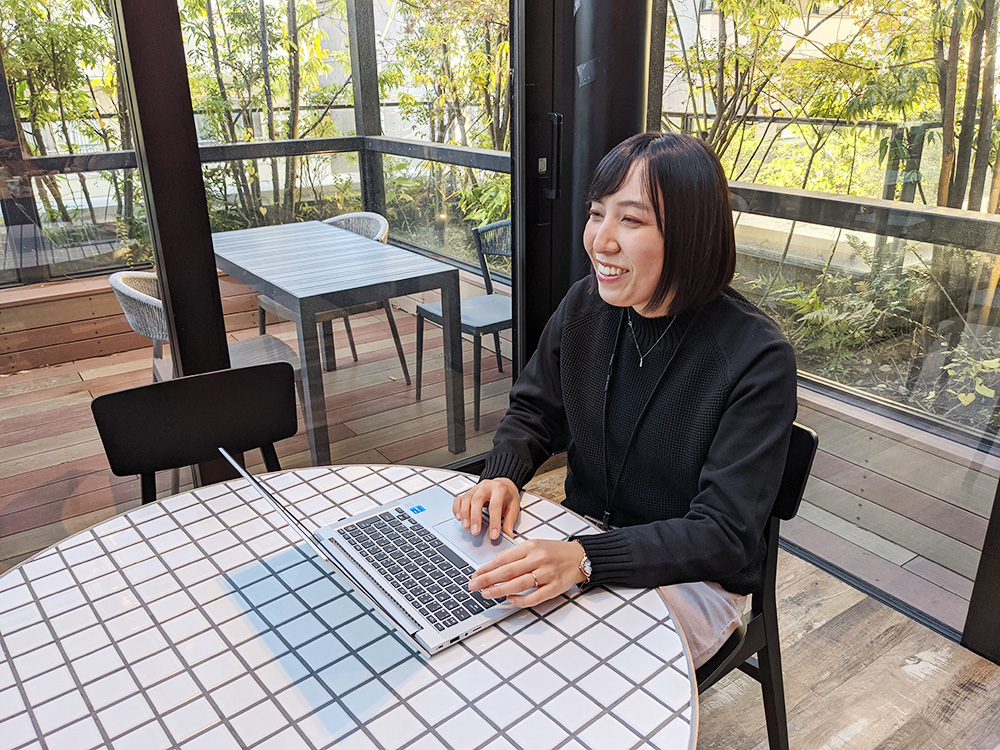 斉藤敦子(さいとうあつこ)氏:新卒で調理用品メーカーに入社し、広報チームの立ち上げを行う。その後、大手生活用品メーカーに転職し、広報担当とSNSのチームリーダーを兼任。次第に消費者と対話する仕事に興味を持ち、大手雑貨小売に転職し販売職を経験。販売職時代に在庫問題の根深さに課題を感じ、フルカイテンに転職。現在は戦略広報チームに所属し、企業広報としてフルカイテンの認知向上に尽力している。