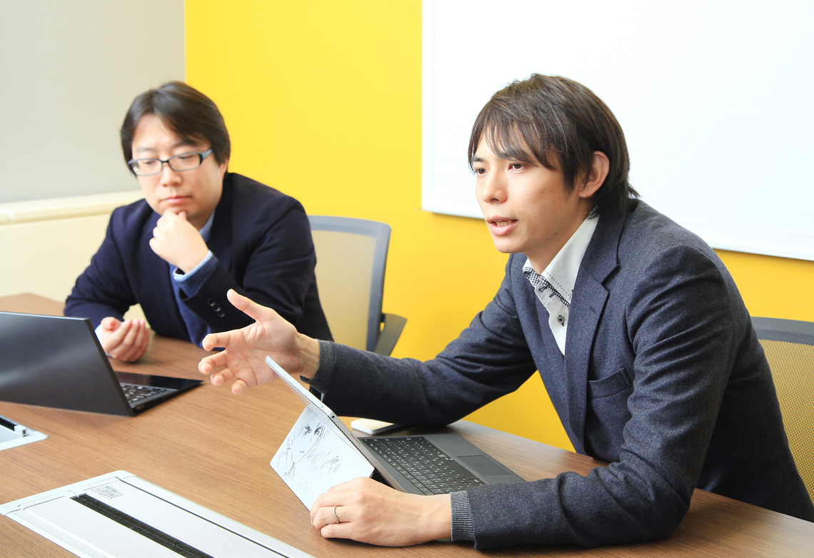 （左から）ネクステッジ電通の和田純一さん、データアーティスト代表の山本覚さん