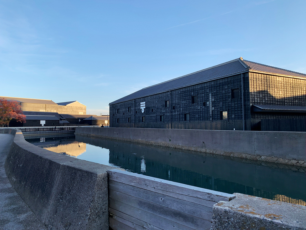 景観を損なわない昔ながらの趣を保った周辺の建屋(写真:筆者撮影)