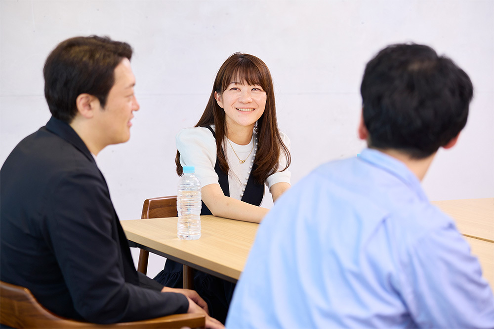 左から電通 関俊作氏、講談社 松浦希氏、電通 南木隆助氏