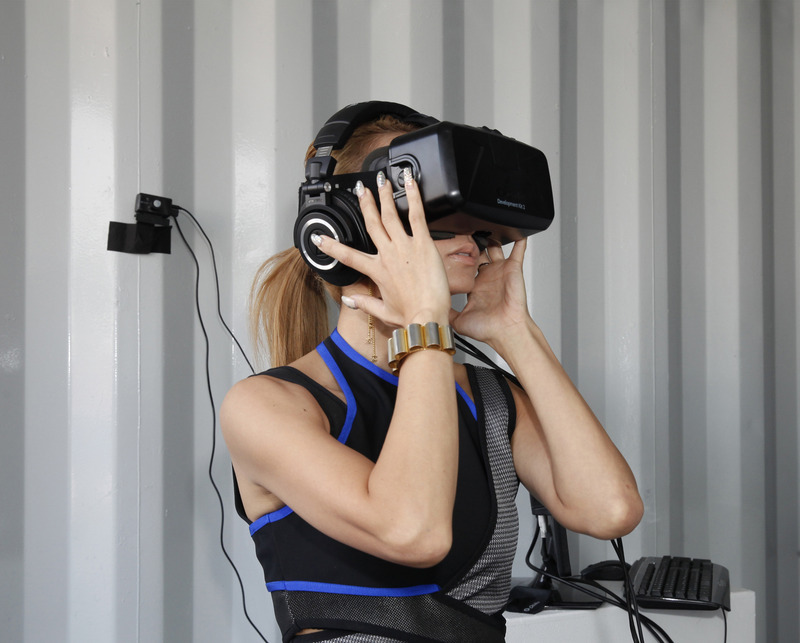 自身の体感型MVを視聴する倖田來未さん