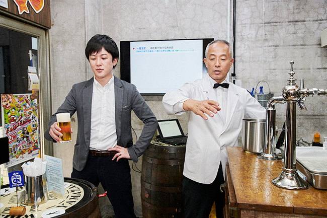 (左から)三澤茂太氏、重富寛氏(重富酒店)