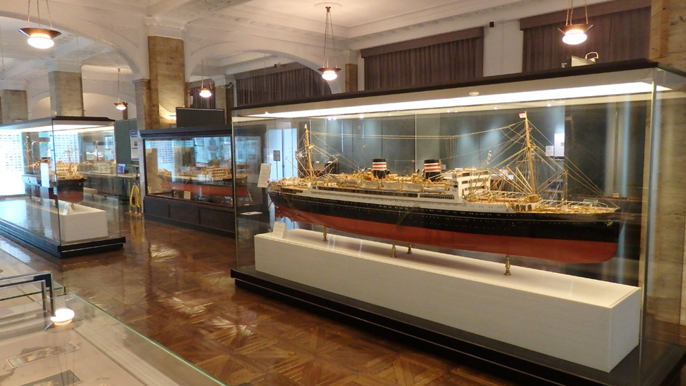 艤装(ぎそう)品、救命ボートから滑車、ハンドレールに至るまで金具一つ一つが手作りで再現された精巧なモデルシップの展示。(写真提供:日本郵船歴史博物館)