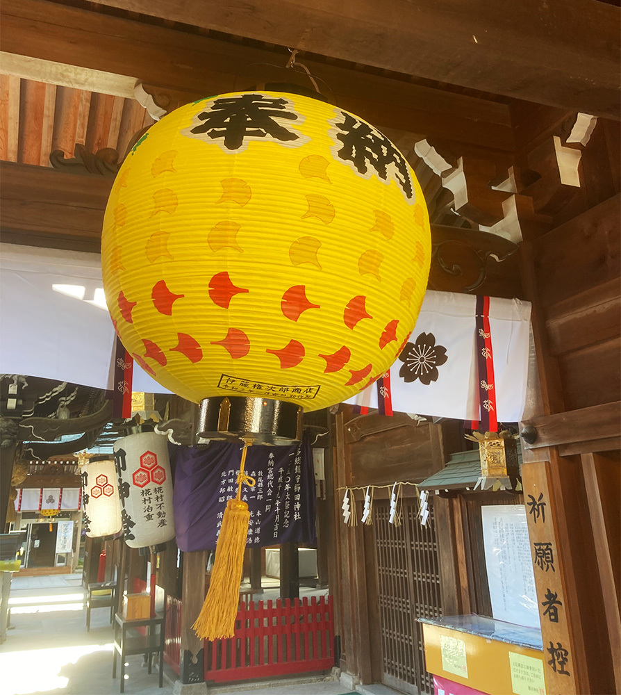 博多総鎮守 櫛田神社に特別奉納させていただいた提灯。デザイン・製造・設置場所を全任させていただいた、提灯職人としての起点となった仕事でした(伊藤社長談)。