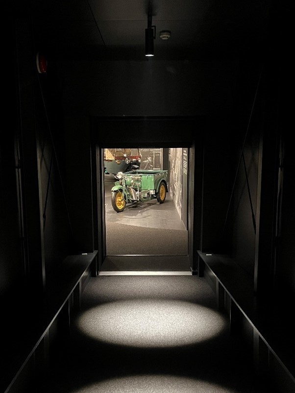 渡り廊下の先にあるのは実質的な創業者である松田重次郎の時代の光景が広がるZONE 1(筆者撮影)