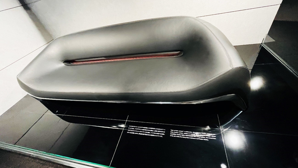 マツダのデザイナーとイタリアの家具職人によって共同制作されたソファなども展示(筆者撮影)