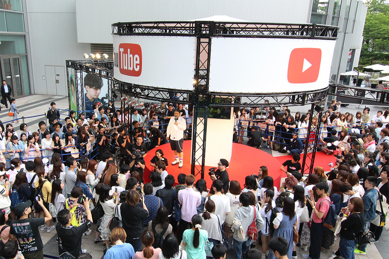 YouTuberとのファンミーティング。事前応募で当選したファンたちが、レッドカーペットに彩られた円形ステージに集結した #YouTubeTokyo