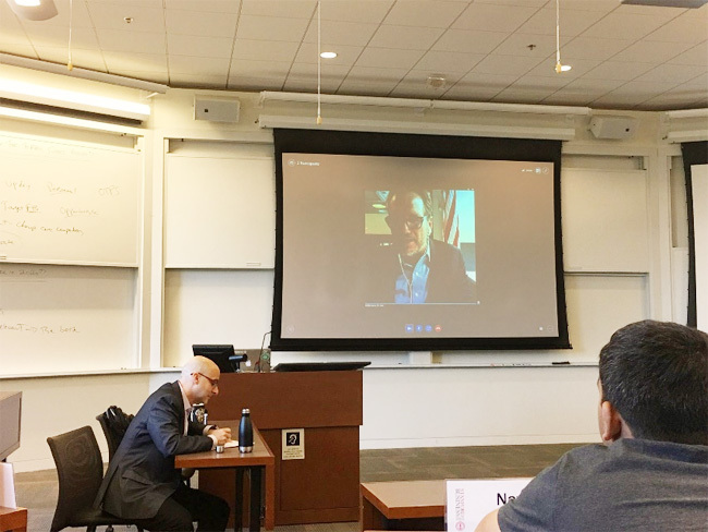 同社のイノベーションが成功に至った最も大きなポイントは「われわれは何者か?なぜ社会にとって必要な存在といえるのか?」という根本的な存在意義の問いに向かい合い、企業のミッションを再定義したこと。同社は、自らの核となる使命を「われわれの本分はジャーナリズムである」と明らかにしました。 その上で、同社がこれまで競争優位としていたメディア「網」ではなく、コンテンツそのものを「強化すべきケーパビリティー」と定め、コンテンツのクオリティーアップに注力。Facebookなどのテクノロジープラットフォームとの関係を再構築し、コンテンツをどうマネタイズするか?という課題に向き合っています。 さらに、シリコンバレーに社員を送り込みスタートアップ企業から直に学ぶVisiting Fellow Programをつくるなど、さまざまな「自前主義ではなく、外部との関わりを通じた学びの仕組み」を推進しています。 己の存在意義と、主要なケ-パビリティ-が何であるかを見つめ直す。その上で、自社の殻に閉じこまらず、外に向かって手を伸ばす。アクセル・シュプリンガーは、外部との密なパートナーシップを通じて日々学ぶことで、イノベーションを起こせる企業へと進化し続けています。 第5回となる次回は、スタンフォードでの学びを総括しながら、広告についても考えてみたいと思います。