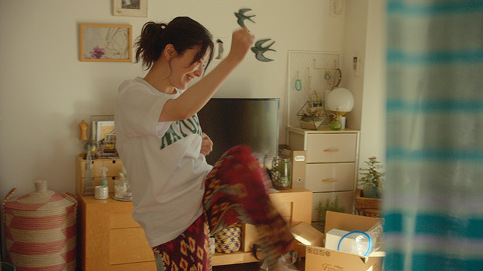 吉高由里子さんが体を張って渾身のパンチを披露！新TVCM「J:COM モバイル『サンドバッグ』編