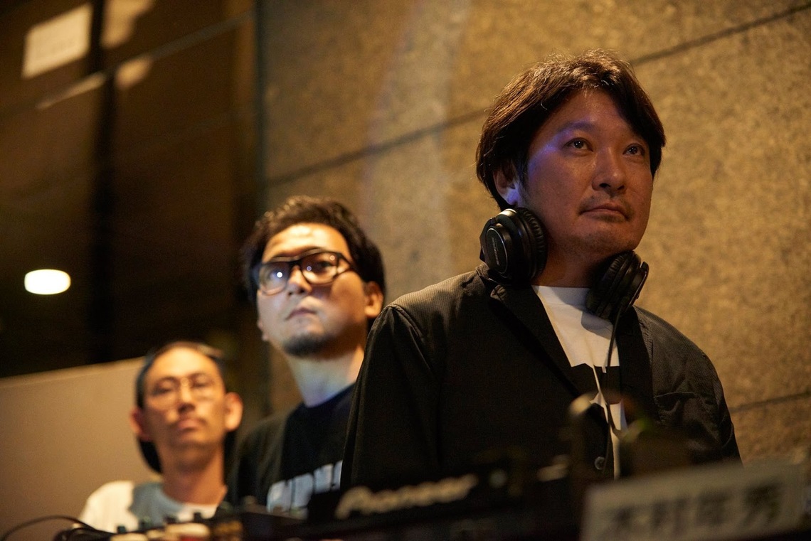 リクルートギャラリーG8で行われたADC賞のDJ&トークイベント。(左から)VJを務める宮川政寛さん、曽根良介さん、DJを務める木村年秀さん