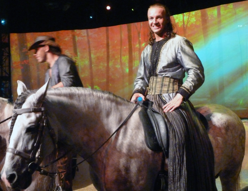 「カバリア」は馬と人間が一体となった幻想的なアクロバティックショー(NNA撮影)