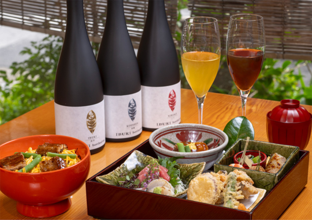 和食との組み合わせ。なんという艶(あで)やかさだろう。