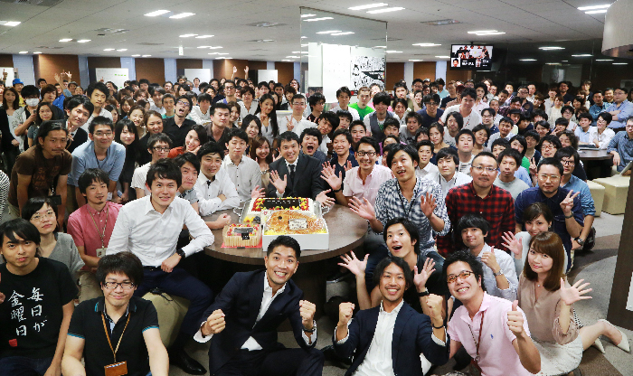 マザーズから東証1部に鞍替えした際の社内集合写真。創業15年での快挙だった。