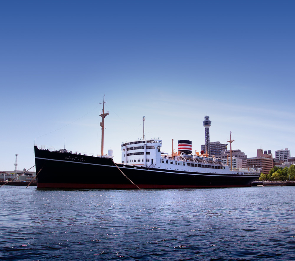 洋上の氷川丸(写真提供: 日本郵船歴史博物館)