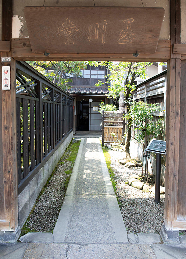 玉川堂 1816年創業。「打つ。時を打つ。」というスローガンの下、伝統工芸品である鎚起銅器(ついきどうき)を製造販売。新潟県燕市にある本店の他、青山と銀座に直営店を構える。