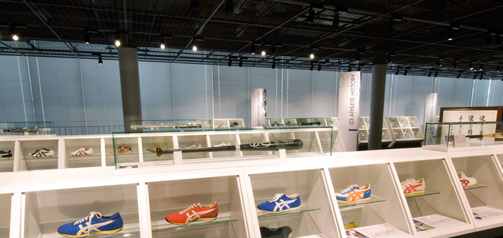 2階ヒストリーフィールド内アスリートヒストリー(写真提供:アシックス)